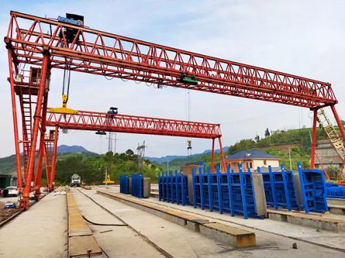 浙江湖州龍門吊廠家配備電動葫蘆