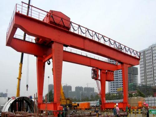 外懸龍門吊的優(yōu)勢是作業(yè)空間拓展 電動(dòng)葫蘆龍門吊租賃公司